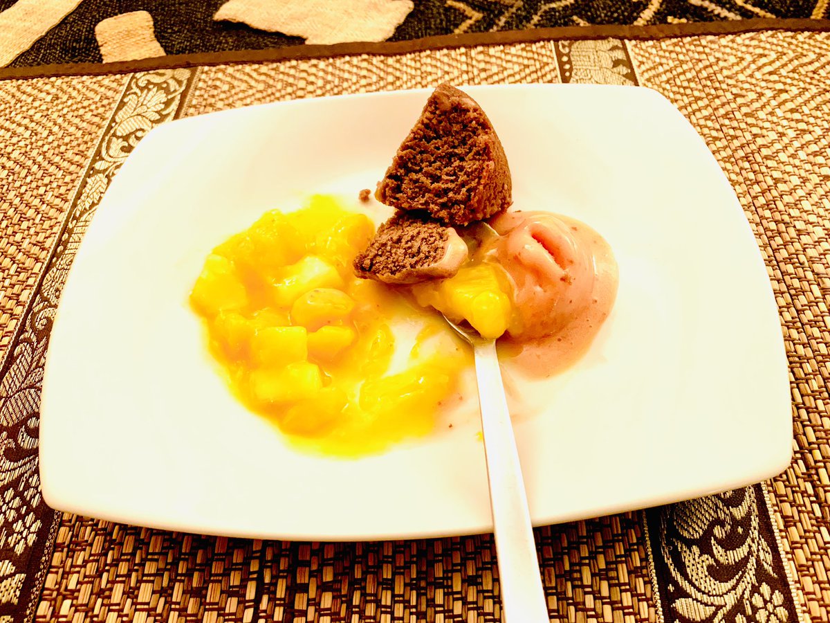 Idée dessert pour vos ruptures : une salade de fruits maison, de la glace <a href="/KookaNiger/">Kooka</a> et du gâteau au chocolat (en attendant impatiemment celui de <a href="/LesAishee/">Les petits délices d'Aishé</a> 😋). Les glaces <a href="/KookaNiger/">Kooka</a> sont maintenant disponibles aussi chez Baaklini face centre aéré. Made in 🇳🇪 with 🧡.