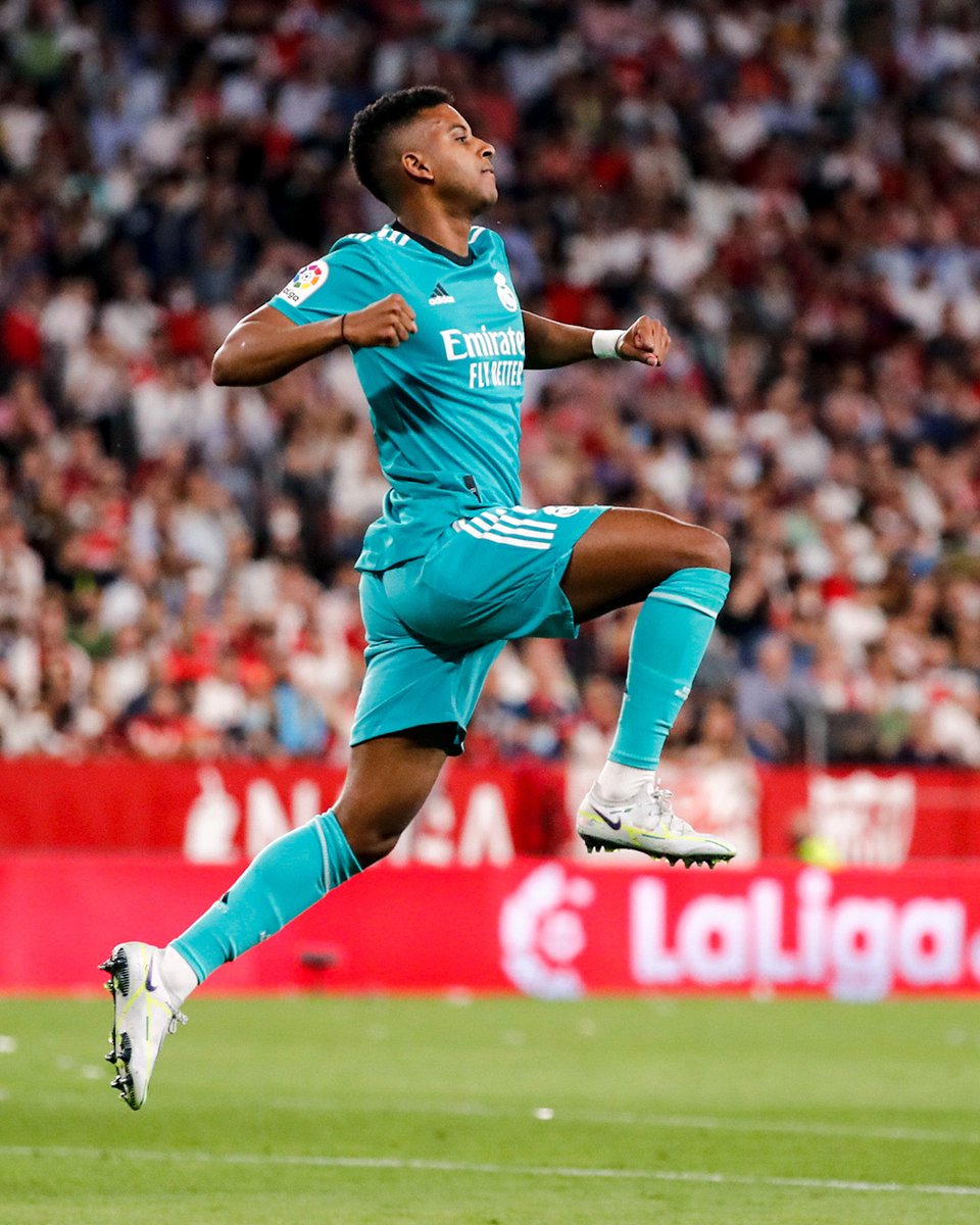 beINSPORTSNews's tweet photo. 🚨 عاجــل | ريال مدريد المتصدر @realmadridarab 🇪🇸 يعود بثلاث نقاط ثمينة من ميدان مضيفه إشبيلية بعد فوزه المثير عليه 3 - 2  ويقترب من التتويج بلقب الدوري الإسباني @LaLigaArab https://t.co/0D7iXDb9zo