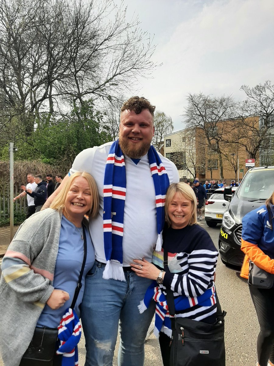 Thomson2Lesley's tweet photo. @GillianThomso17 Knew it was going to be a good day when we met @stoltman_tom before the game 🔴⚪🔵 https://t.co/BVVErz2euZ