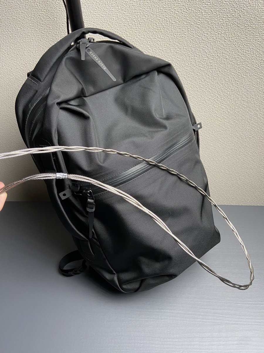 imigramrk's tweet photo. 【DIY】
脱・陥没SHADOW22!
上部のテックキットに物を詰めすぎると陥没してしまう問題に、ステンレスワイヤーで対抗してみた!
モバイルバッテリー程度ならこれでシルエット保持できる。
#blackember #shadow22 #diy https://t.co/3onAJTYa2k