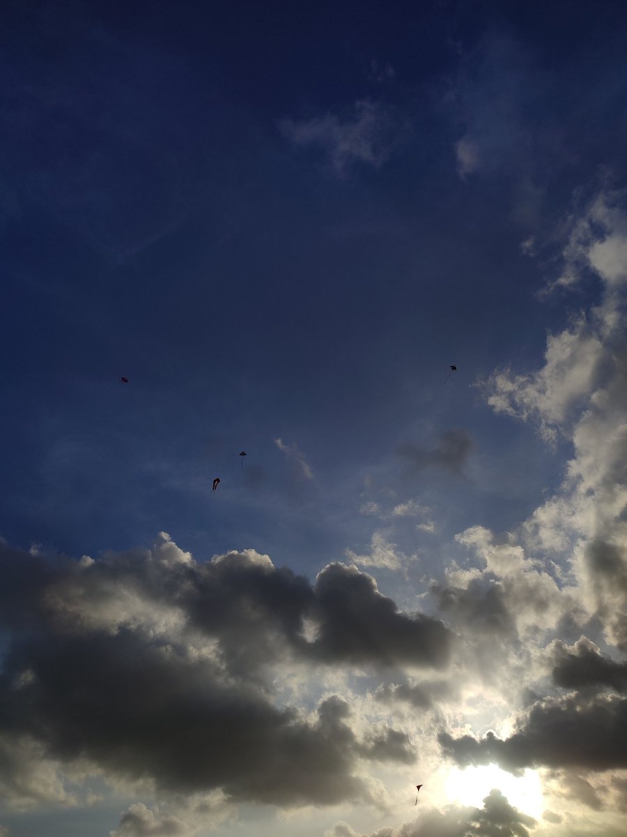 AltKeninv's tweet photo. ちなみにヘッダーは空が綺麗だから撮ってみたんだけど、教会の天井にありそうで我ながら好き https://t.co/O0FnWWZ44M