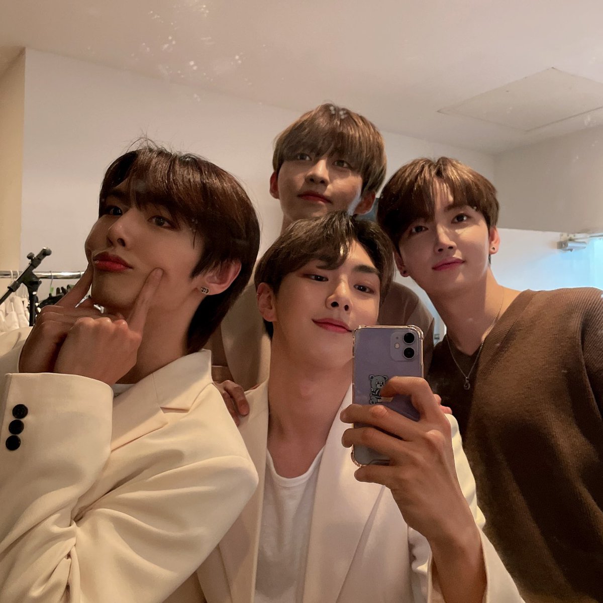 BIG_GHofficial's tweet photo. [#BIG] 얼마 남지 않은 😢
PREMIUM LIVE in TOKYO‼️ 
비아이지와 함께 끝까지 즐겨주실꺼죠~?

이번주는 19일, 21일, 22일, 23일, 24일까지 만나요~🤗

🎫 Ticket Page
🔗 https://t.co/RQYlY3OQkv
⠀
#GUNMIN #JHOON #HEEDO #JINSEOK
#PREMIUMLIVE #TOKYO
#비아이지 #건민 #제이훈 #희도 #진석 https://t.co/0vs9AOn1kg