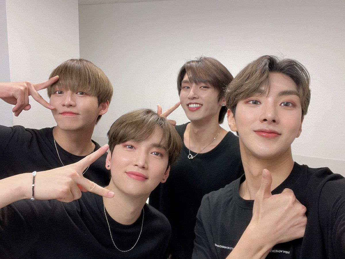 BIG_GHofficial's tweet photo. [#BIG] 얼마 남지 않은 😢
PREMIUM LIVE in TOKYO‼️ 
비아이지와 함께 끝까지 즐겨주실꺼죠~?

이번주는 19일, 21일, 22일, 23일, 24일까지 만나요~🤗

🎫 Ticket Page
🔗 https://t.co/RQYlY3OQkv
⠀
#GUNMIN #JHOON #HEEDO #JINSEOK
#PREMIUMLIVE #TOKYO
#비아이지 #건민 #제이훈 #희도 #진석 https://t.co/0vs9AOn1kg
