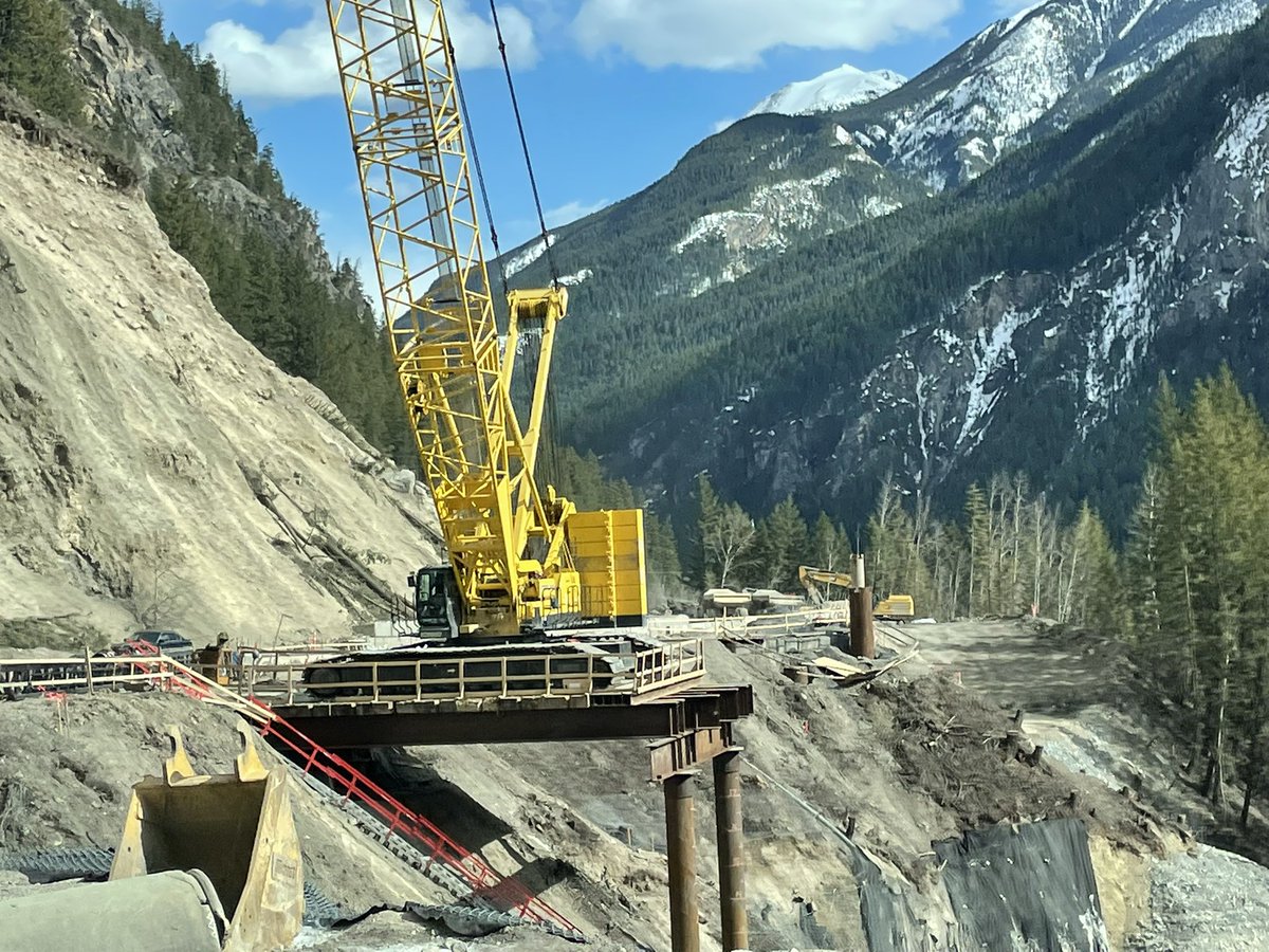 JamesA74039260's tweet image. #engineeringisgreat (temporary works support platform for large crane on the trans Canadian highway above a very deep valley)