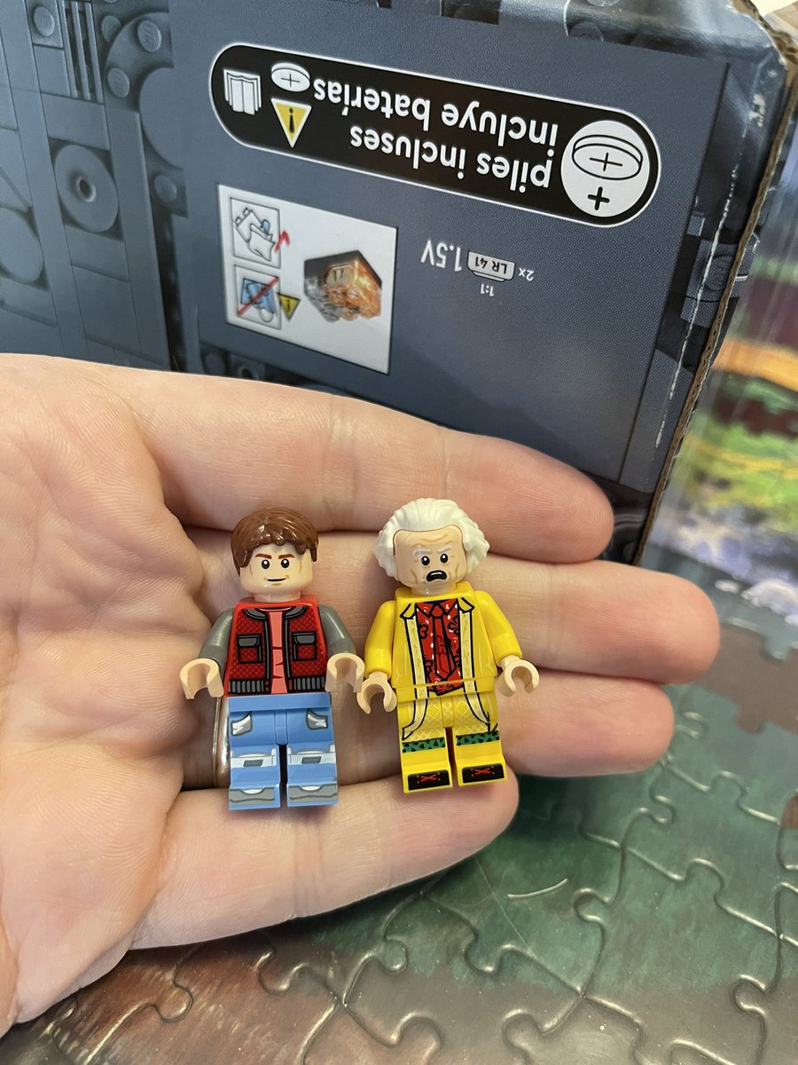 AlienDay426's tweet photo. Picked up the #lego #delorean #timemachine kit from #backtothefuture and itβs an absolutely terrific set. Kinda of an early #treatyourself for my birthday.
#thread 1/?
#thelegostore https://t.co/xbWzu50GOC