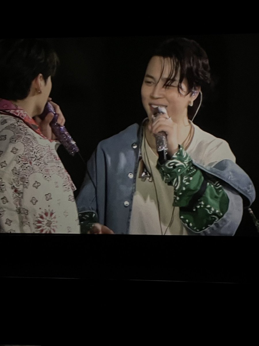 ohhmyyseokjin's tweet photo. throwback to #PTDLiveViewing 🥲🥲 this was the closest i could get to BTS. cant believe the PTD era is over. 😭😭 https://t.co/6EUzPcSnzm