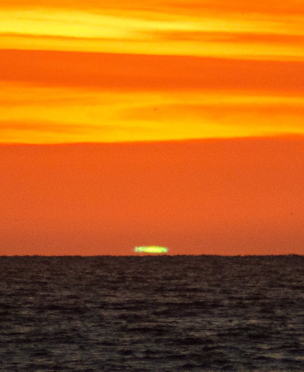 Beautiful Easter evening!

Check out the Sun's green flash in the last picture. 🌅🌴😯