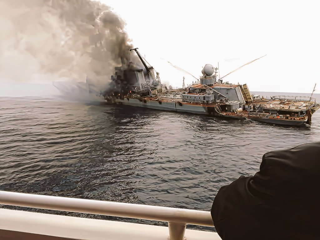 TheMichaelBurry's tweet image. Enhanced screenshots from an alleged video of the Russian cruiser Moskva.#OSINTUkraine @SP1AUTOINJECT @walterlekh @OSINT88