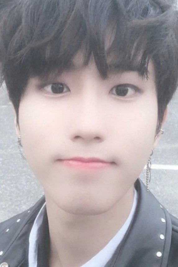 do babystays know this is how han's selfies used to look like😭