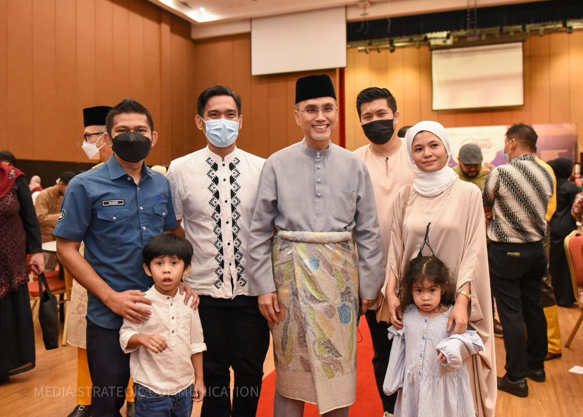 MohdShukriYajid's tweet photo. Well done to @MSUmalaysiaAlum Association! Great initiaves to inculcate the culture of giving &amp; grateful among #MSUrians in various meaningful ways. Witnessed the alumni contribution by  to @YayasanMSU in conjunction with the Alumni Iftar event. Well done! @imranj1988 #MSU2G https://t.co/sfx9BsKH8F
