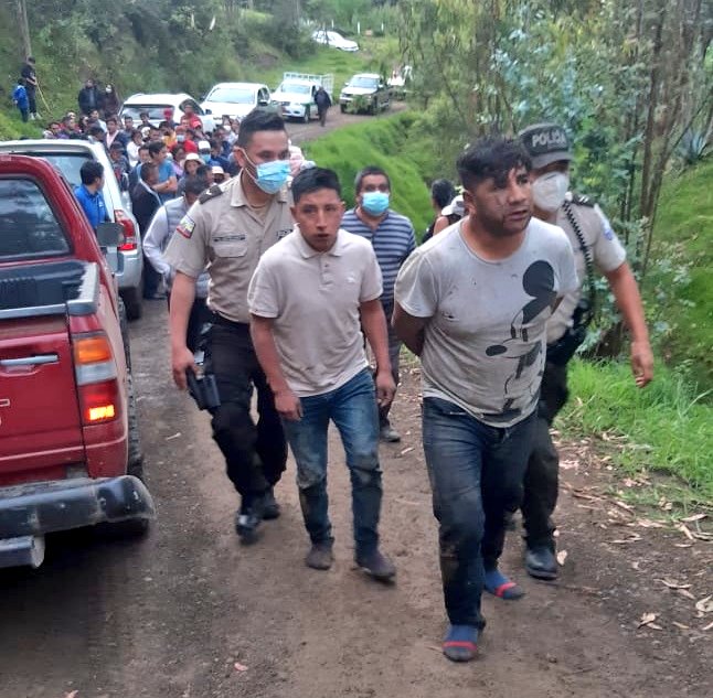 _REDInformativa's tweet photo. Esta tarde, estos 2 hombres fueron perseguidos y atrapados por los moradores del sector de Cabullin, de Paccha, después de ser encontrados robando una Tv, joyas, computadoras y dinero en efectivo. Los sospechosos de movilizaban Aveo negro. Fueron entregados a la Policía. https://t.co/sni8mswhan