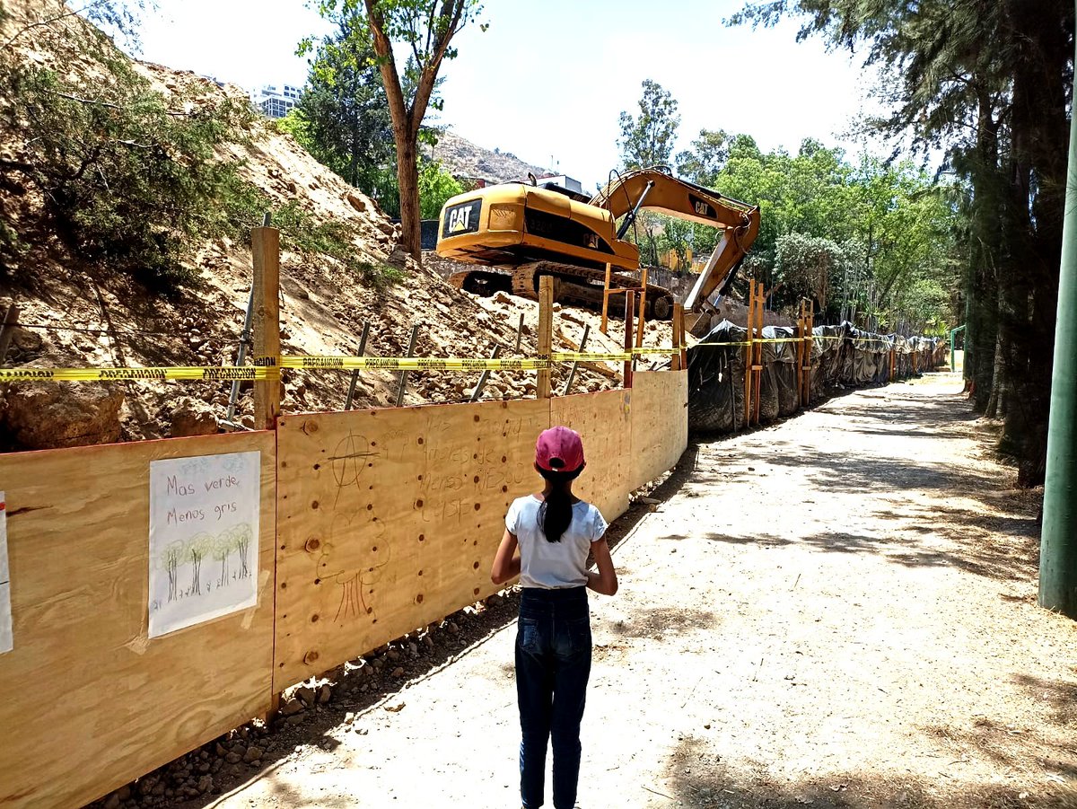 EcopilMX's tweet photo. "Nos arrebatan el futuro", "más aire limpio para todos"...

Durante las actividades de hoy en Los Remedios, los más pequeños aprovecharon para dejar sus comentarios en la barda de esta construcción ilegal dentro de la Reserva Ecológica. 💚  
#invasion #ANP #barranca #reserva https://t.co/5MMbHgQ8MB
