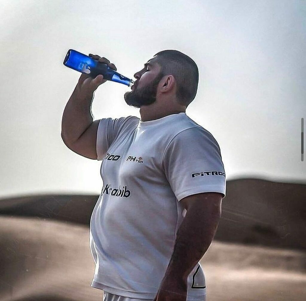 CaneladaMMA's tweet photo. Quero saber se alguém comeu muito na ceia de páscoa ou se entupiu de chocolate, seguindo a risca a nova dieta do Khabib!?! 👀🔥 https://t.co/vU0xQWsFbz https://t.co/ytGDOfWHIj
