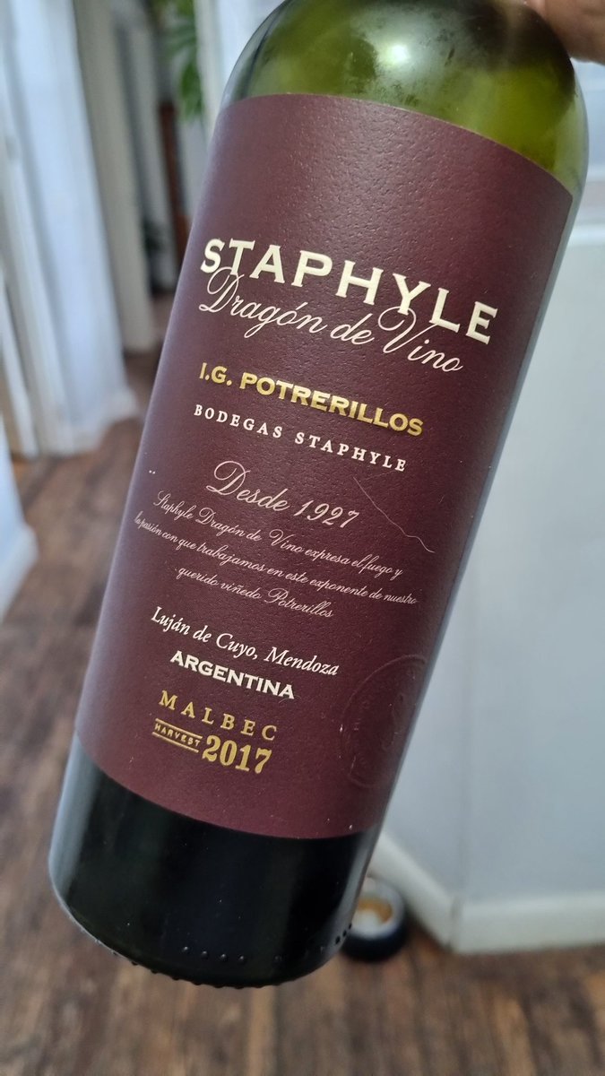 acercatealvino's tweet photo. Mi elegido para celebrar el #malbecworldday junto a los @ArgWineBloggers fue el Dragón de Vino de @bodegastaphyle, novedad de la naciente IG Potrerillos. https://t.co/SGSWuXflbb