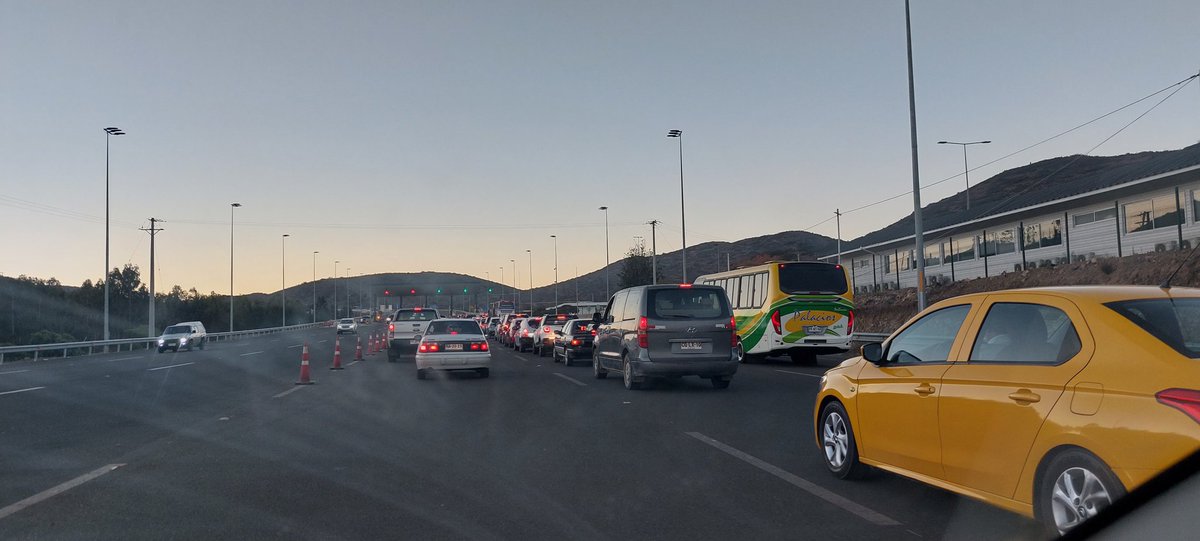 ESPINDOLARELLAN's tweet photo. Gran congestión en peaje Las Cardas Ruta 43 en dirección de Ovalle a La Serena, al cierre de un fin de semana largo, solo nos queda armarnos de paciencia y a comer huevitos de pascua durante la espera. https://t.co/1hSAilYqw2