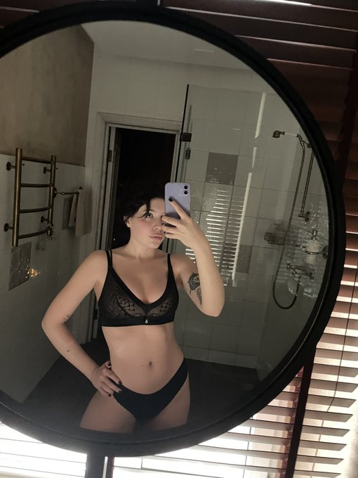 With or without? 🌚  anyway sub to me ^^ https://t.co/VNogspA6Qy https://t.co/Nn7fnDt83k