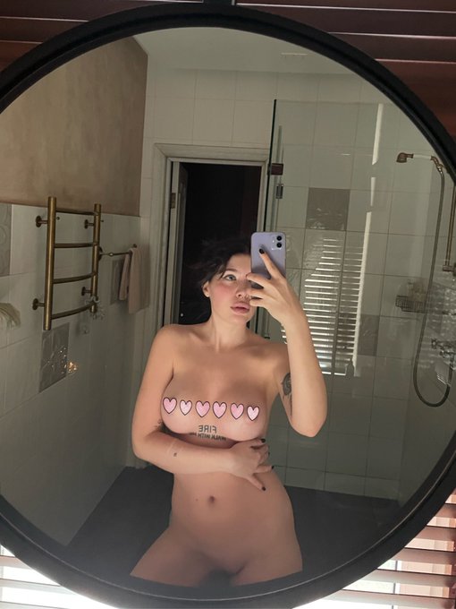 With or without? 🌚  anyway sub to me ^^ https://t.co/VNogspA6Qy https://t.co/Nn7fnDt83k