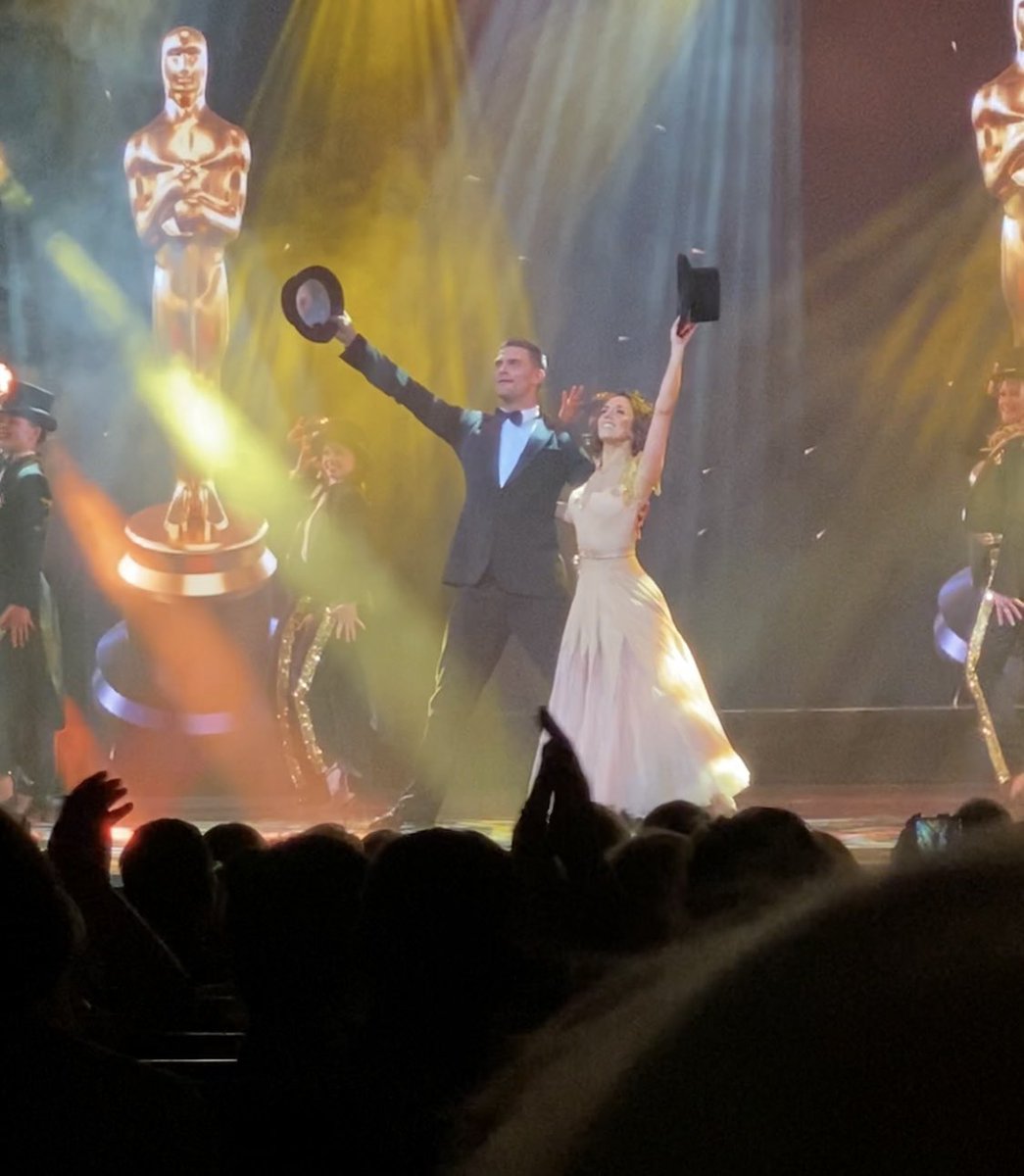 lyndsh5's tweet photo. Fabulous show amazing dancing and singing well worth the wait 👏🏻⭐️ 💛@RememberingTour @JManrara @AljazSkorjanec https://t.co/UaBZyRmh3A