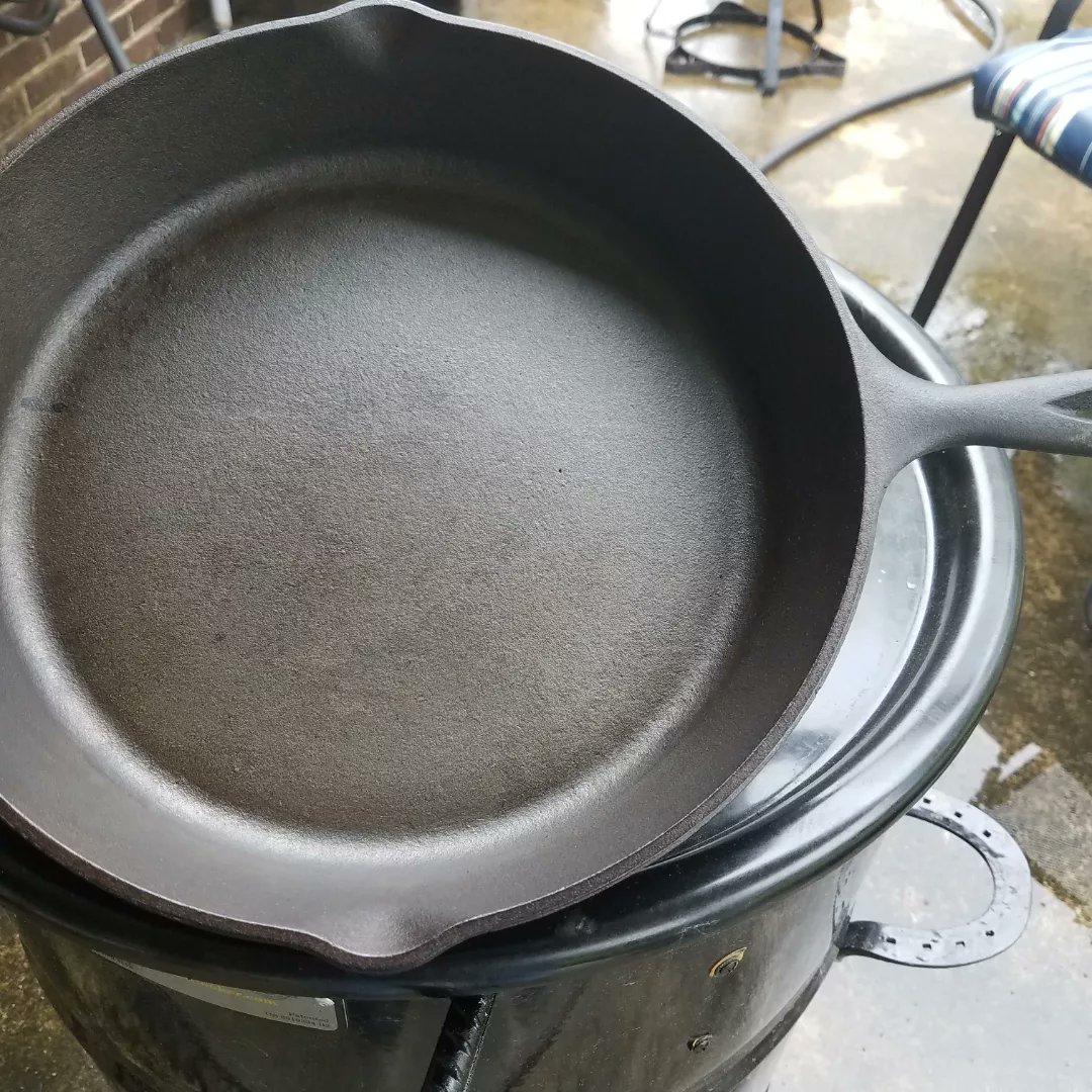 popsbbqpit's tweet photo. Before and after, @LodgeCastIron skillet cleaned up nicely https://t.co/ffbDLCoi5n