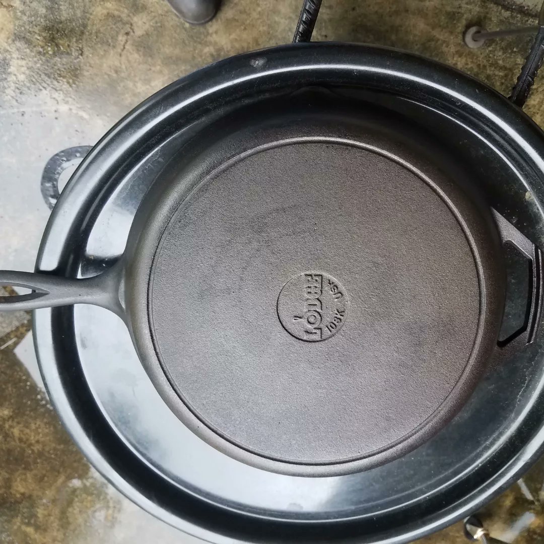 popsbbqpit's tweet photo. Before and after, @LodgeCastIron skillet cleaned up nicely https://t.co/ffbDLCoi5n