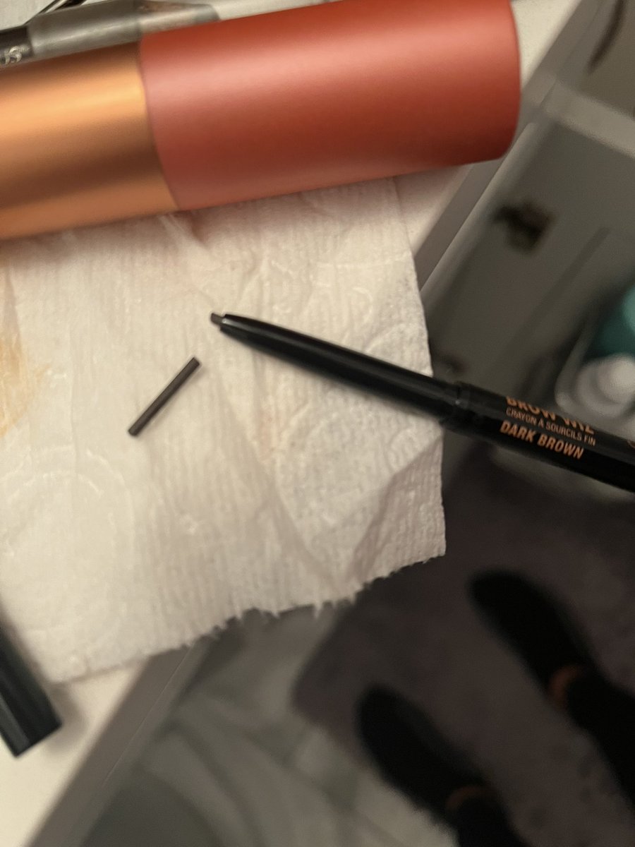 gelbejar's tweet photo. When you buy new makeup and open it and it’s already broken @Sephora @ABHcosmetics https://t.co/l7HIG0aAot