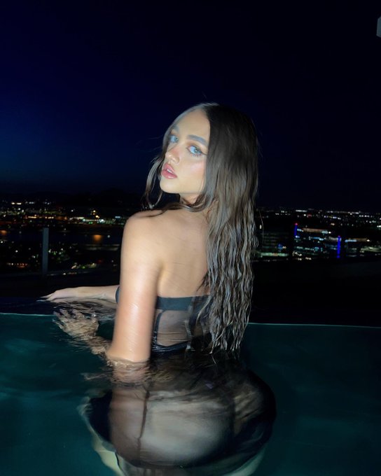 night swim? https://t.co/66IN55Uqjc