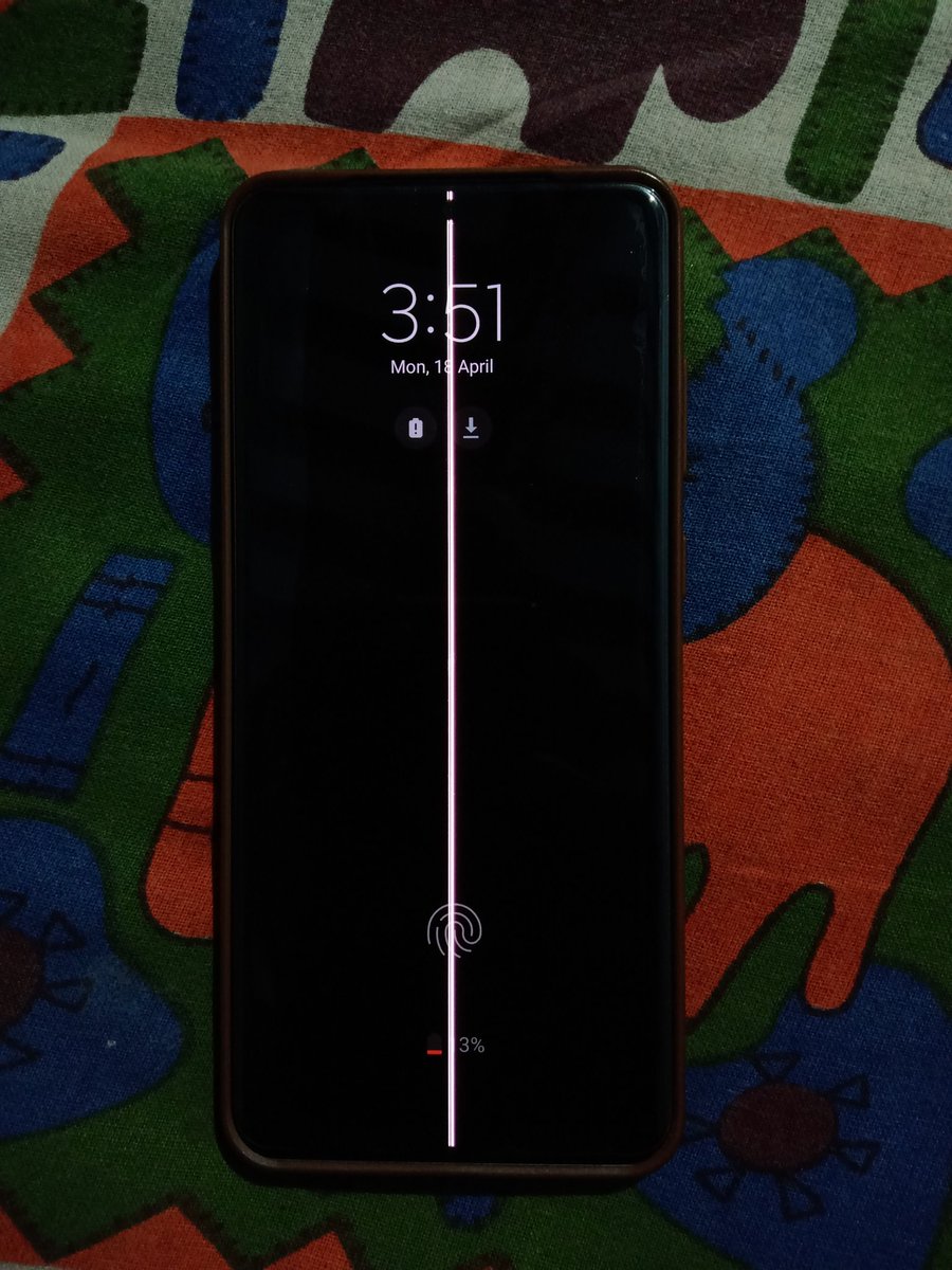 sambeet_sahoo's tweet photo. @SamsungIndia @SamsungNewsIN @SamsungMobile @SamsungUS My samsung galaxy S20+ suddenly getting a green pink line in the middle of the display after the update. Phone was 1.5 yeaes old and I'm using my phone without a drop or hit &amp; dent on it. Many more uses have reported the same https://t.co/yXkrPihK4x