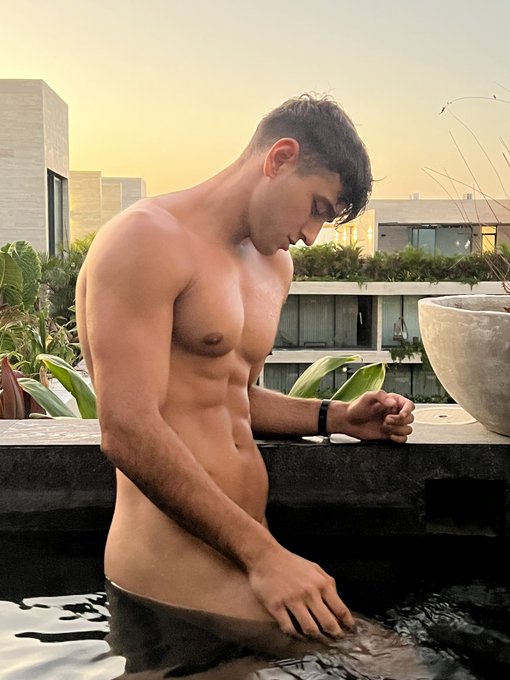 Fancy for a dip? https://t.co/EogKIpWVDR