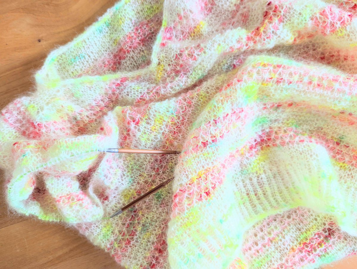 aochan335's tweet photo. おはようございます🥱

裾はリブに
先に衿のi-cordも済ませた

ということで、あとは右袖〜
今週中にできるかな😆

#編み物
#foretpullover
#kidmohairsilk https://t.co/xqsuz89Xax