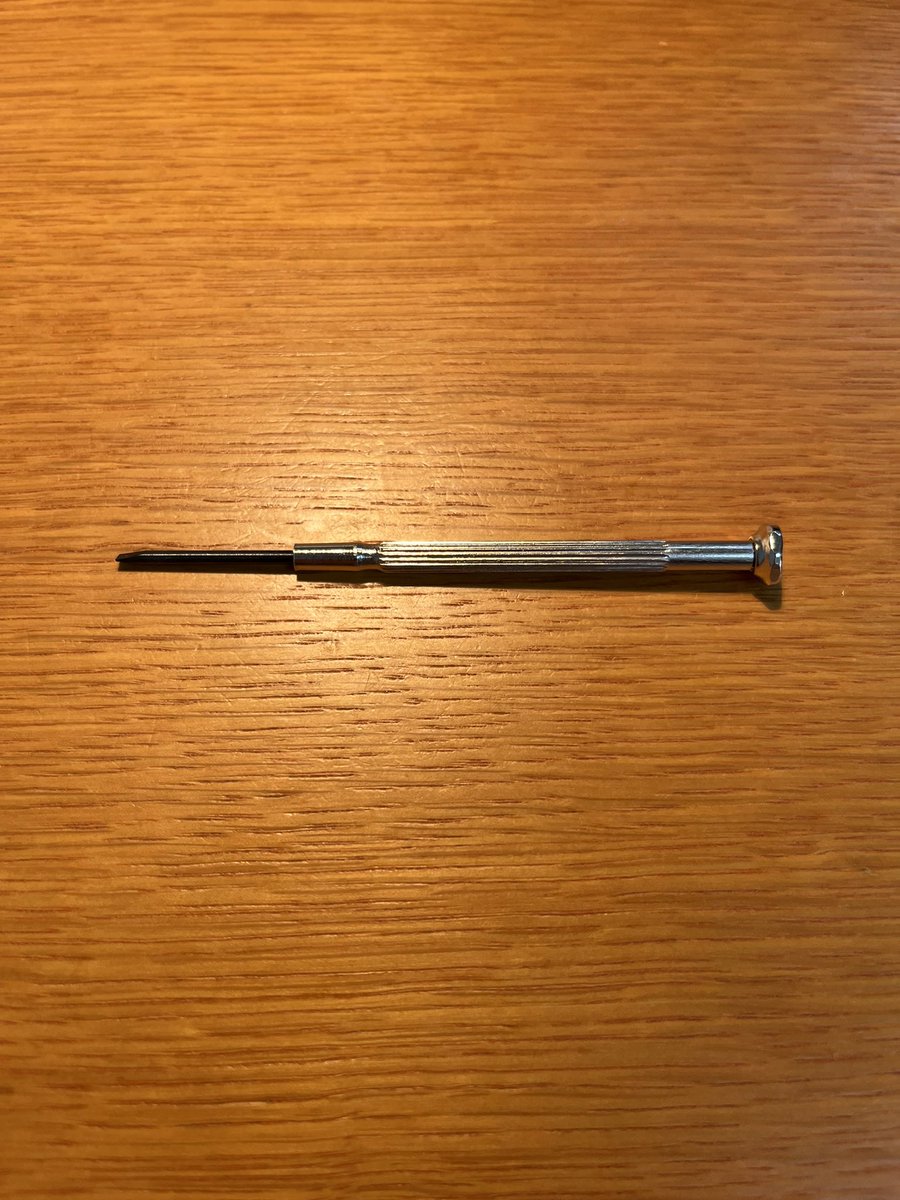 ikechan1027's tweet photo. 引っかかってたのはこのメガネの螺子を締めるためのドライバー。保安検査通過した時は定刻まで10分切ってはいなかったと思うが、搭乗口に着いた時は10分切っていだが、飛行機とブリッジは繋がったままだった。ところが、全日空の係員は10分前に来なかったこちらの責任という事で搭乗拒否。#全日空 https://t.co/Q7wCSgJPUD