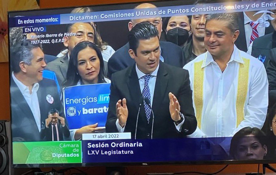 AlessandraRdlv's tweet photo. Lo que sí, es que hasta hoy, después de poco más de tres años, veo una oposición fuerte y unida. Ojalá se mantenga y verdaderamente haya un contrapeso en este país. 

¡Regrésenos la esperanza en México 🇲🇽!

Me pongo de pie👏🏽 https://t.co/2xmOTEQjB5