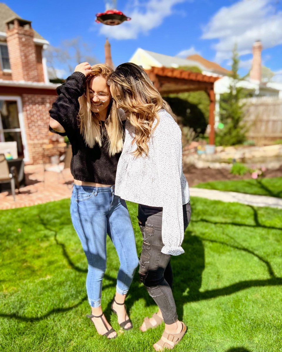 hannah_janowski's tweet photo. you make the holidays so much easier, i love you is an understatement @madsanteusanio https://t.co/qDGtWLbznm