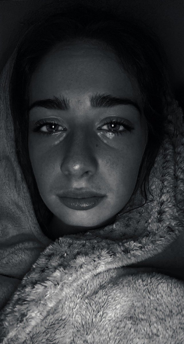 Het is niet altijd fijne blije selfies. 

Ook het verdriet is erg aanwezig. 

Kapot gaan aan gemis, rouw en hartzeer. 

Wil gewoon een knuffel. 💔