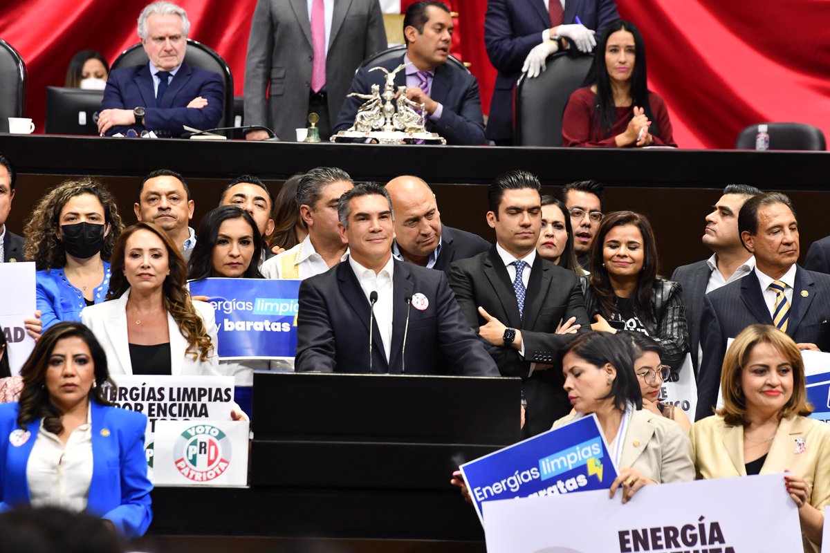 ¡Venimos a propinarles una derrota! La primera de tres si continúan entregando iniciativas que reformen la Constitución para beneficio de los poderosos y no de los ciudadanos.

¡El PRI no va a acompañar ninguna reforma regresiva para el país!