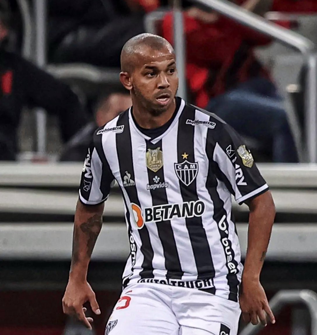 BrennoBeretta's tweet photo. Qual lateral-direito brasileiro está jogando mais do que o Mariano? Não tá na hora do Tite leva-lo pra #Seleção? Posição carente, que não tem dono no Brasil. Ele tá arrebentando no #Atlético! Seja no Estadual, na Libertadores ou no Brasileirão, jogador fundamental no Galo! https://t.co/3yd14ICB6v