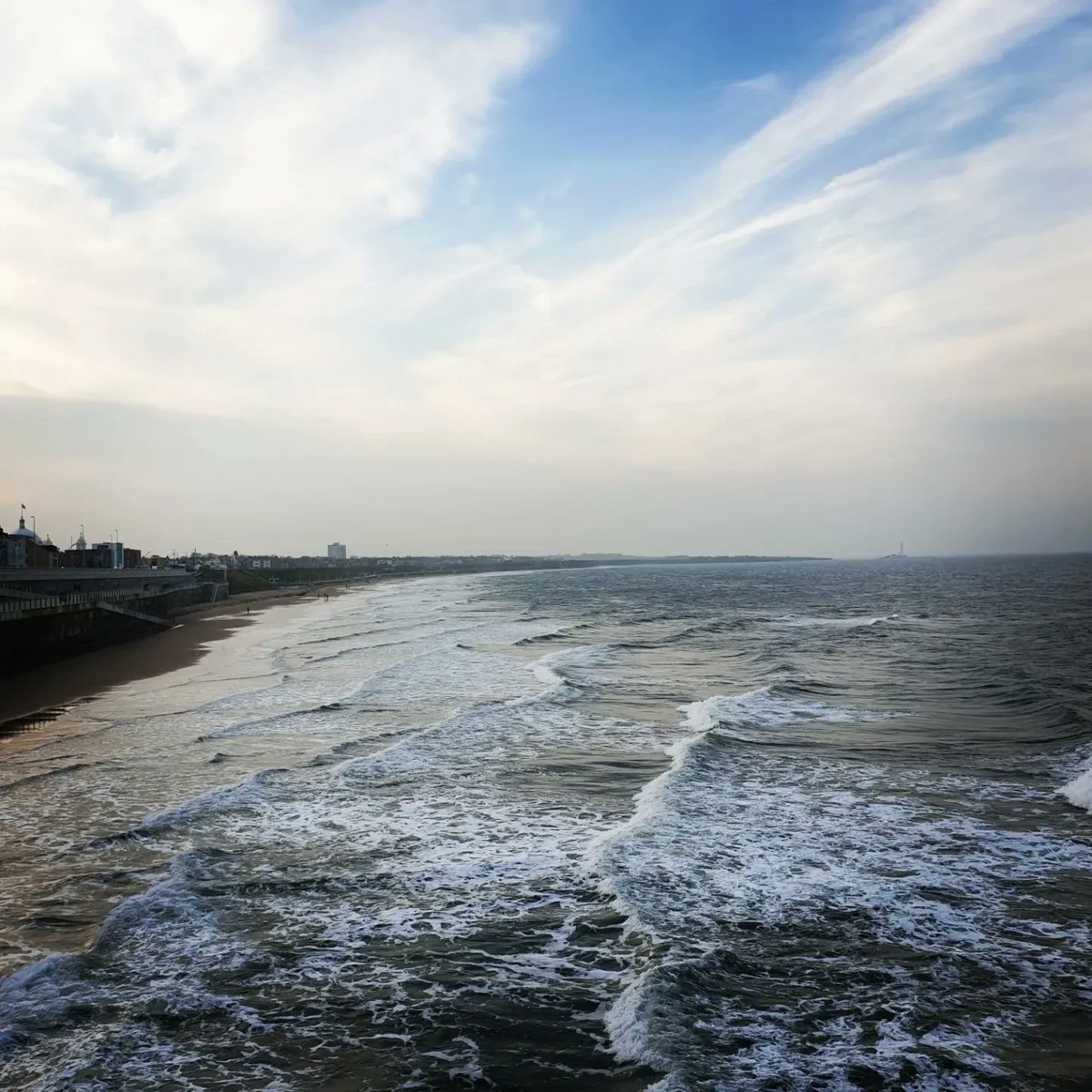 yimin_ng's tweet photo. Using public transports, one can easily access the seaside from the centre of Newcastle city in one hour. This is another reason why I love being in Newcastle upon Tyne.
#WhitleyBay #Lighthouse #Seaside #Beach #NewcastleUponTyne #NorthEastEngland #UnitedKingdom #BackToUK https://t.co/UuTEYNvn6L