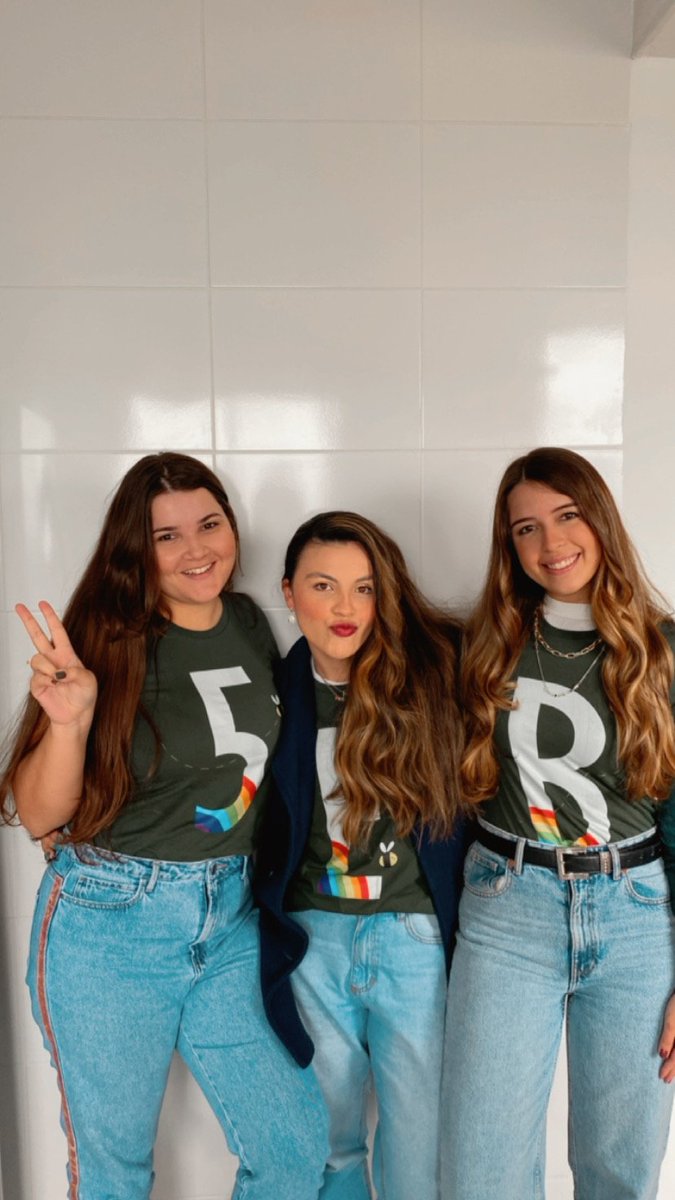 andreableal's tweet photo. Tava aqui num momento nostalgia do GP Brasil e encontrei essa foto. O MALABARISMO que foi pra conseguir fazer as blusas combinarem, mesmo sem a @imajennary e a @_MakeSomeNoise_ em SP KKKKKKKKK #5EB https://t.co/RC6DCei83d
