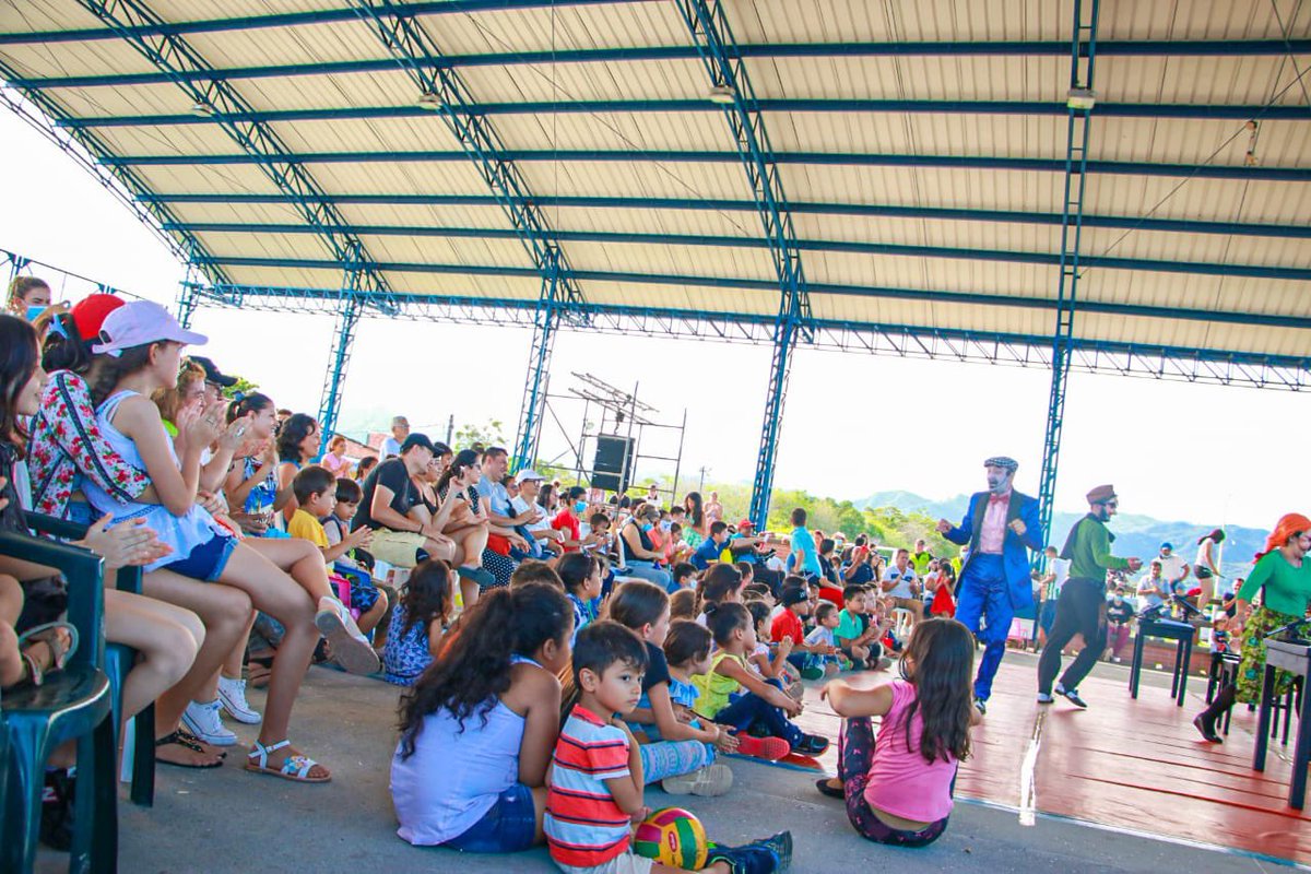La Madrid y su gente, hoy también se dejó atrapar por la <a href="/FITBogota/">FITBogotá</a> con teatro callejero 100% público, al acceso de todos y sin actos protocolarios, donde el arte y la sonrisas de niños y adultos, fueron protagonistas.