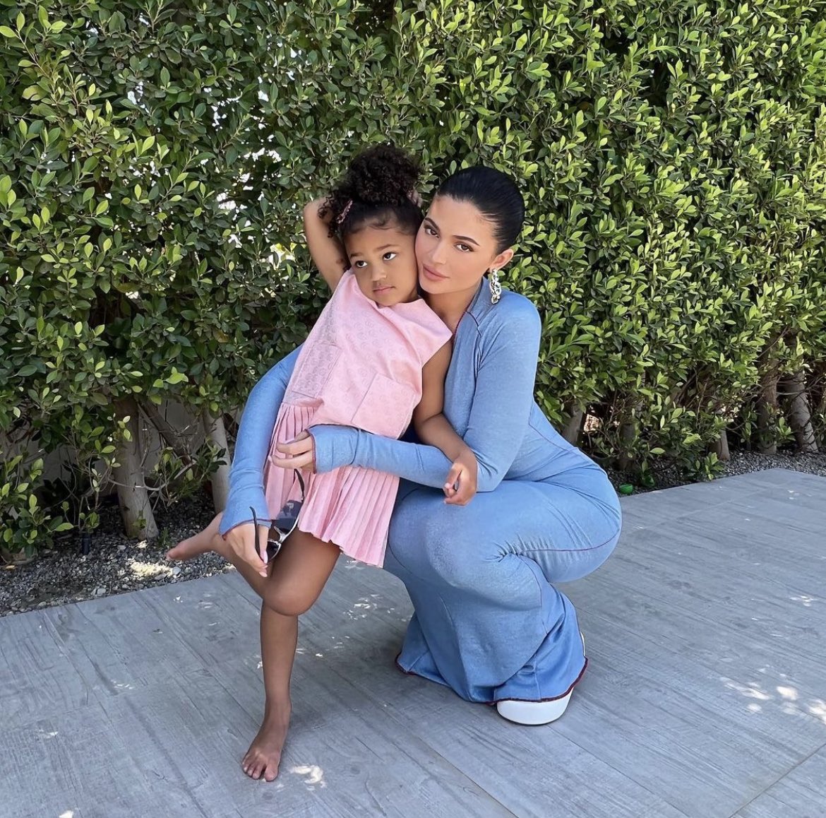 LINDAS! 😻
Kylie e Stormi juntas hoje celebrando a páscoa. 

📸 Kylie Jenner via Instagram