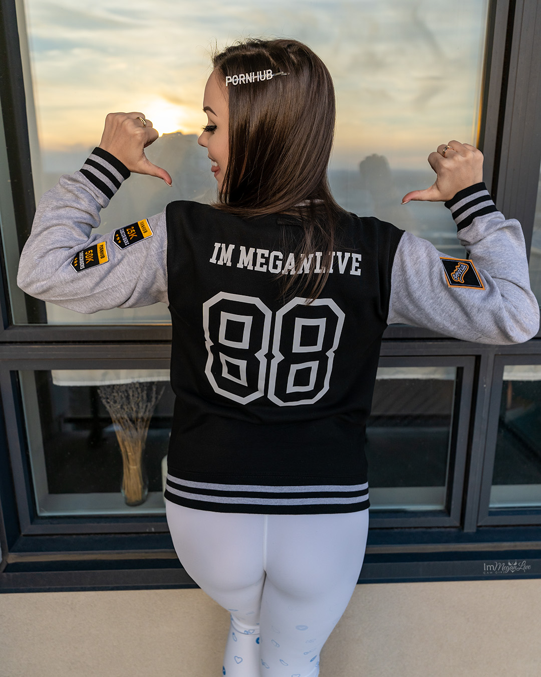 2 pic. I’ve reached 50k Subscribers on @pornhub ! It’s quite an accomplishment 🧡🖤 I am proudly wearing the official jacket with my name in the back @PornhubModels #PornhubAchievement https://t.co/2kgXBFYIuN
