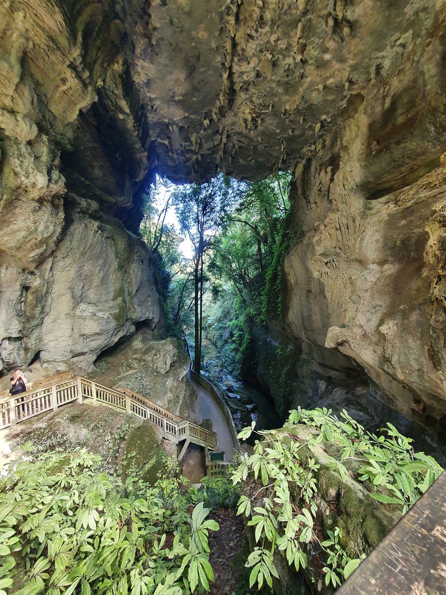 CockerKate's tweet image. Had an epic Easter weekend. Some crazy geology and beautiful sunsets, name a better combo! #fossils #caves #geology #EasterHolidays