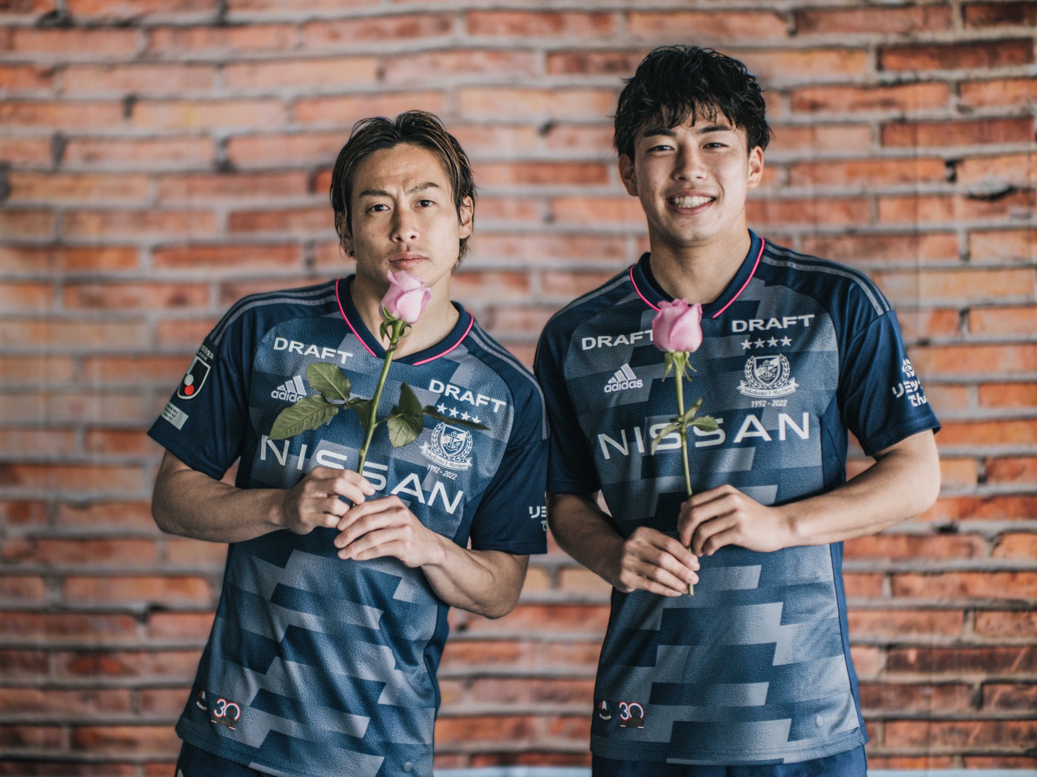 横浜Fマリノス 2022公式ユニフォームNo23 仲川輝人 クラブ創設30周年記念ロゴをあしらった新ユニフォームを身に