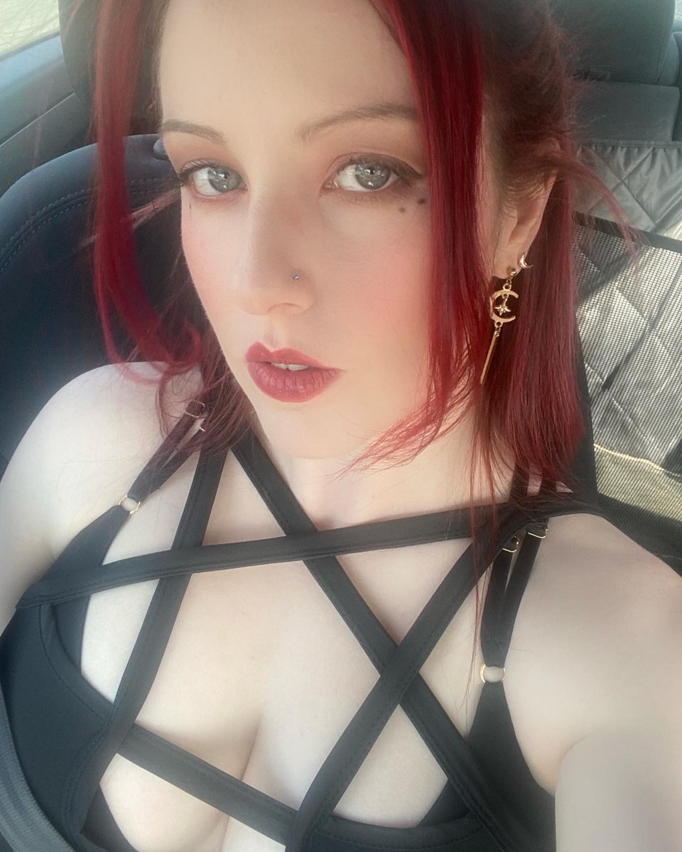 a_redhead_vixen's tweet photo. VIP night requires a VIP makeup
#fancy #witchylook #dressedtokill #bronzedmakeup #intenseeyes #shecouldkillyouwithawinkofhereye https://t.co/bwgAW3rxuF