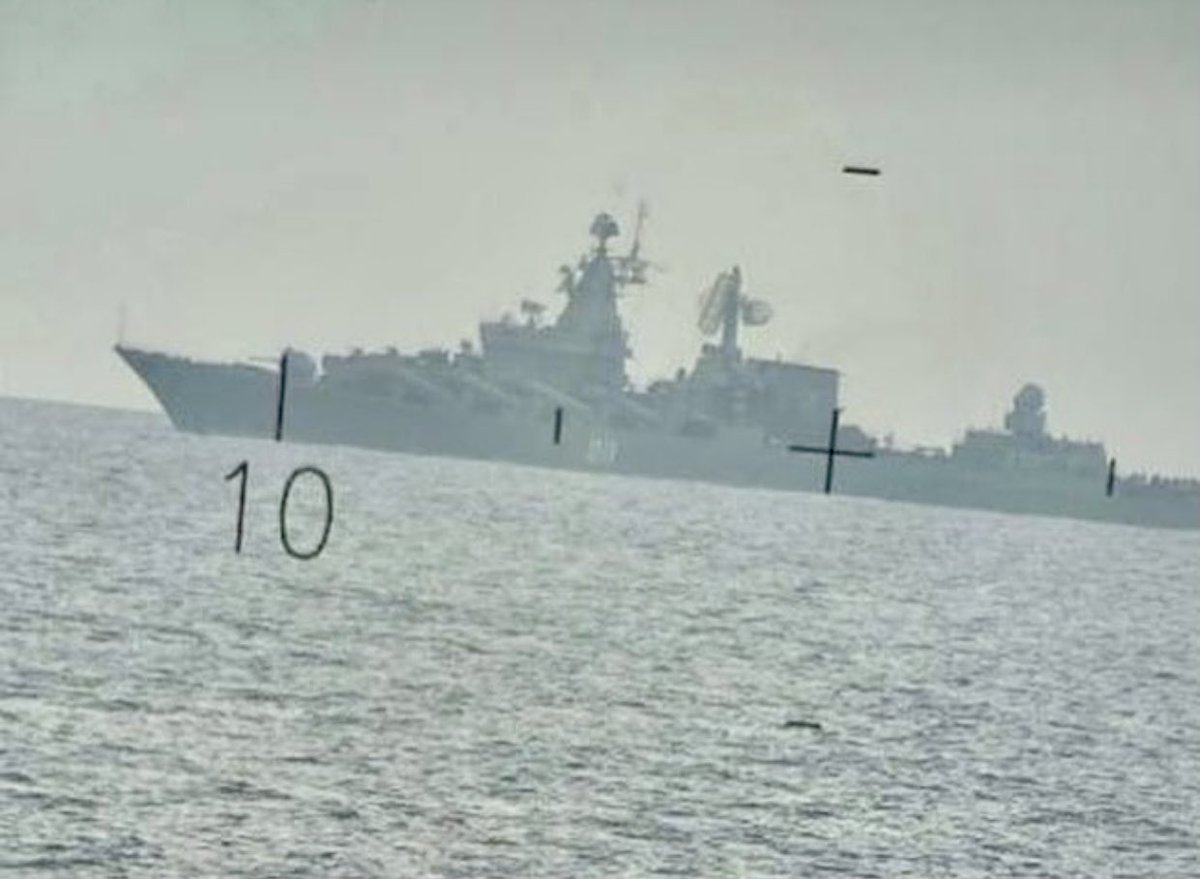 ilatif's tweet photo. This is a sister ship of #Moskva, missile cruiser "#Varyag" it's currently tailing the US carrier strike group in the #East_Mediterranean. #Varag in the periscope lens of a #NATO submarine near #Crete shows how vulnerable Putin's forces are if this war expands beyond Ukraine.1/2 https://t.co/jmkvBEd2Bf