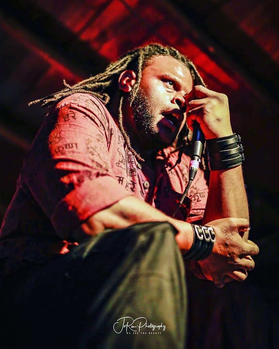 ALBMetal's tweet photo. If our set ever turned into a TED talk Kaelin is sorry it won't happen again.

 #Aristocracy #PraiseTheFall

📷 Joe Renko

https://t.co/Nn3KTRufTS https://t.co/HOkUCl9UT2