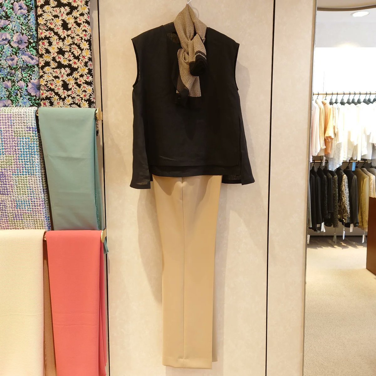 NoblePearl's tweet photo. 当店でお取り扱いしている #春夏 #新商品 #トータルコーディネート。
#麻 #ブラウス と #シルク #スカーフ で #大人のお洒落 をお楽しみ下さいませ。
#銀座 #オートクチュール #ノーブルパール #洋裁 #洋装 #仕立て #オリジナル #オーダーメイド #JUNKOKITO #milaschon #BORBONESE #BOGNER #プレタ https://t.co/JS93kTA49g