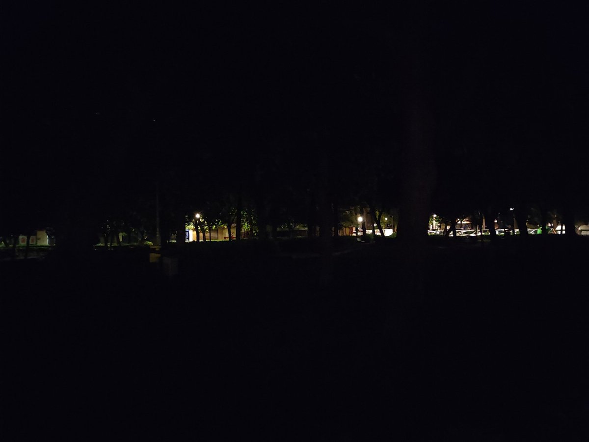 Tonio_226's tweet photo. Durante el día una selva con maleza de casi un metro, de noche una jungla oscura sin una sola luz. Plaza pedagogo Pestalozzi totalmente abandonada por @AjuntamentVLC https://t.co/b6BqTLYAgy