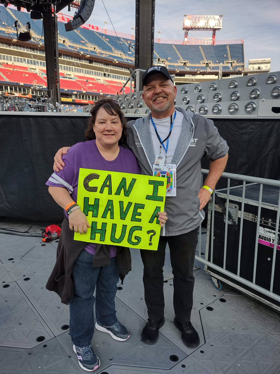 rocks_gb's tweet photo. No hug from Garth but this nice guy worked at the stadium and told me that he met Garth earlier that day. He said Garth was so nice! So I got a picture with the guy who met Garth! 1 step closer 😉Thanks Garth for the awesome show! @ThatSamOlson  #askGarth #studioG @BryanMMoore https://t.co/Lgclna2C4w