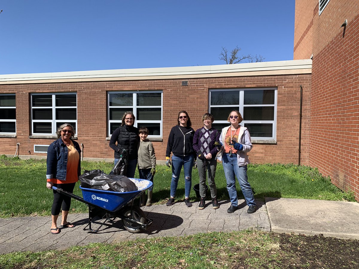 PrassPaxson's tweet photo. Thank you Prass staff &amp; The Modern School of Design for your time and support in revitalizing Mary’s Place Garden and five senses garden boxes! #Teamwork #OutdoorLearningSpaces https://t.co/MBAqXSFRwI