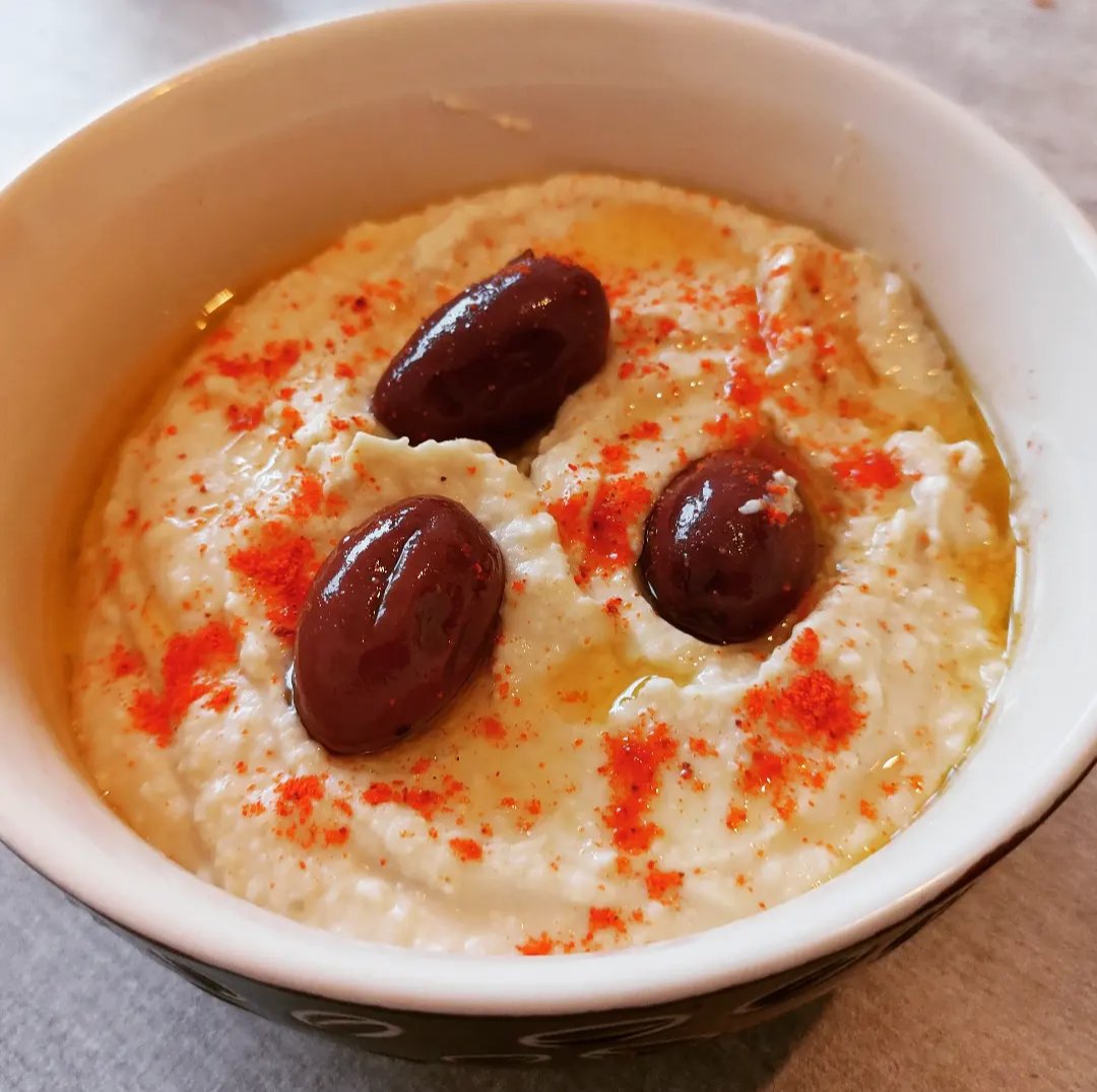 sean_purdy's tweet photo. Homus caseira servida com azeite, páprica defumada e azeitona kalamata. #homus #hommus #hummus #kalamata #comidaarabe #vemvacina #forabolsonarogenocida https://t.co/4fB5JEeDI9